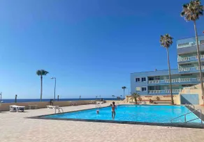 VACANCES, TÉNÉRIFE, ÎLES CANARIES, NOUVEAUX PISCINES À EAU DE MER APPARTEMENT 2 À LA PLAGE - Image 2