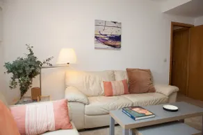 Excellent, bright + Free parking included - Image 2
