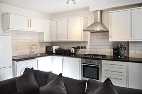 Modern 1 bedroom apartment close to Penzance town centre. - Image 2