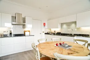 Charming Edinburgh Apartment With City Views - Image 5