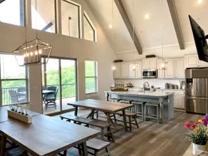 Designer 8 Bed/8.5 Bath Lodge W/Lakeview Sleeps 25 - Image 2
