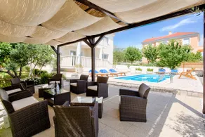 Luxusvilla mit beheiztem / gekühltem Pool und großem Garten in der Nähe von Split - Image 4