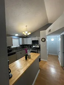 Cozy 3 bedroom w/entertainment room-Pet friendly. - Image 5