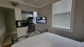 The Fig: downtown cottage suite w/ free parking - Image 2
