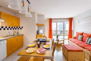 Cozy apartment for 6 people near downtown | Hot tub - Image 3