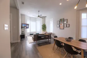 3-Zimmer-Wohnung – eine Oase in der Stadt, Kingsize-Betten, nur wenige Minuten vom Riverwalk entfernt - Image 2