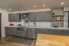 Stylish Modern Home: Entertaining Den & Prime Location! - Image 4