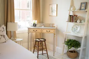 Charming West End Hideaway. Private Parking - Image 3