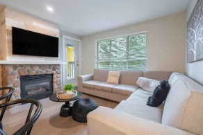Stylish condo I Village Stroll I Parking I Hot Tub - Image 4