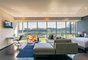 Exclusive Santa Fe loft, overlooking the park - Image 4