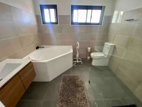 Spacious, sunny apartment in prime location - Image 5