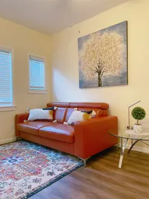 Charming, Spacious & Cozy Downtown Gem ~ Queen Bed - Image 2