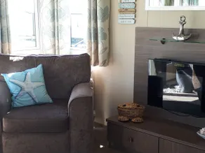 Beautiful modern 2 bedroom caravan with decking. - Image 3