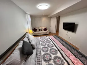 Private walkout L1 bed bsmnt Apt living, dine/kit - Image 2