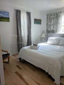 Walk to the Lake. Quiet neighborhood. Comfy beds. - Image 3