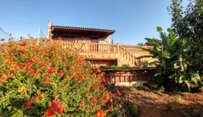 Rural house in a valley with sea views and swimming pool. - Image 3