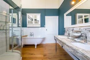 Exclusive: Guest suite on historical Fish Market - Image 5