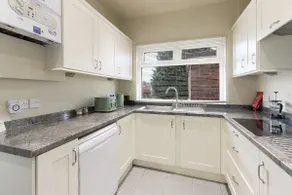 Spacious House | Ideal for Groups | Free Parking - Image 2
