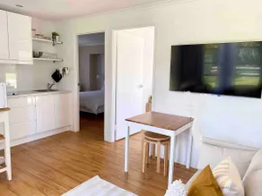 Garden cottage for a family on a huge property - Image 3