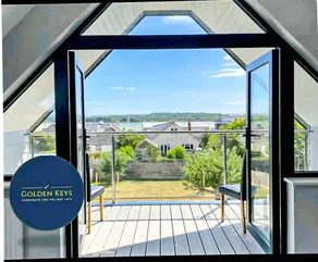 Stunning 5 Bed - Balcony, Garden and Sea Views - Image 2