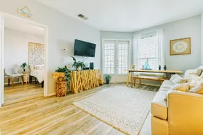 🌟 Lakefront & 1 block to Beach W/D, Gym, Pool - Image 2