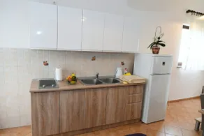 Studio apartment Kris with parking and terrace - Image 4