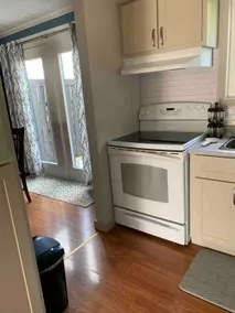 Centrally located 3 bedroom townhouse - Image 5