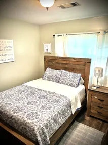 Business Travelers-King bed, 55” tv/walk-in closet - Image 5