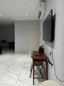 Apartment on Avenue behind Shopping Center - Image 2