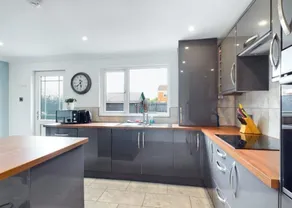 Modern, central Teesside, 2 double beds, 1 single - Image 5