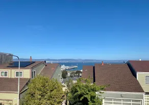 Bayside Refuge: Views, Free Parking, Backyard - Image 5