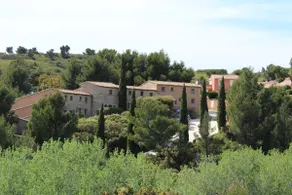 Charming Alpilles farmhouse, 14 people, shared pool - Image 2