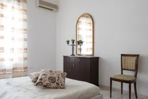 Downtown house with a large furnished terrace - Image 3