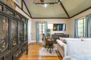 Guesthouse in city's most walkable neighborhood - Image 4