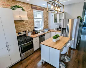 Bright modern flat with free garage parking - Image 2