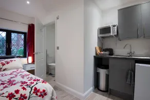 Gatwick 5 minutes away air conditioned annexe - Image 3
