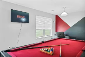 Family home*Nr Airport&NRG*King bd*65inTV*POOLTBL - Image 3