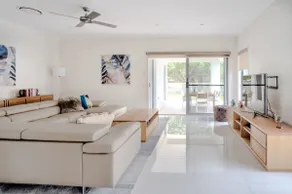 Golden Beach Family Home with Pool - Image 2