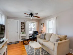 Pet-friendly downtown cottage with hot tub - Image 4