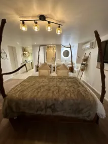 Apartment with private hot tub - Image 5