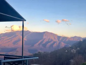 Vibrant Vacay - Studio Loft for 4 with Deck, Wifi, Hot Tub & Pools - Image 2