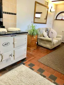 Large 1 bed cottage, private grounds ample parking - Image 3