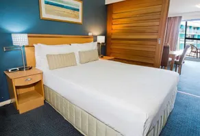 1 Bedroom Waterfront Apartment - Rooftop Pool & Spa - Image 2