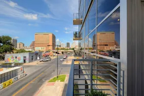 Delightful + Exquisite Loft on 6th Street - Walk Downtown - Image 2