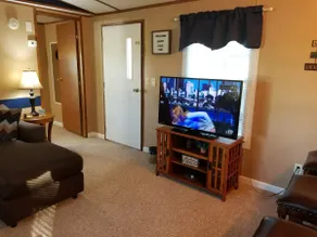 The Pond Shore Lodge, sleeps 4 - Image 3