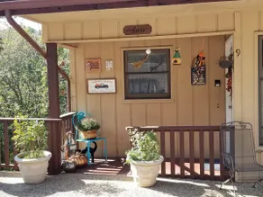 Cozy hideaway nestled among trees on lake Windsor - Image 2