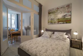 Stylish bright 2 bed apartment - Image 4
