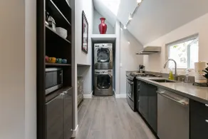 Romantic Guesthouse with a Private Yard in Westwood - Image 3