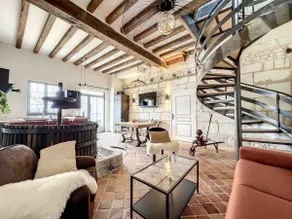 Unusual cottage with themed rooms - Image 2