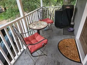 2BR, free parking, king bed, firepit, trees! - Image 2
